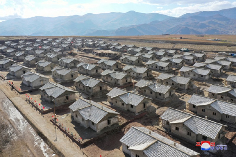 Casas construídas após danos provocados por tufões na Coreia do Norte