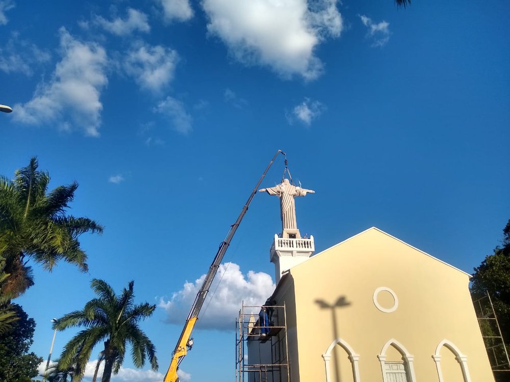 Conclusão: o Cristo já sendo fixado no topo da torre da Igrejinha do Céu (Foto: Elvis Sales/JTNEWS) Conclusão: o Cristo já sendo fixado no topo da torre da Igrejinha do Céu (Foto: Elvis Sales/JTNEWS)