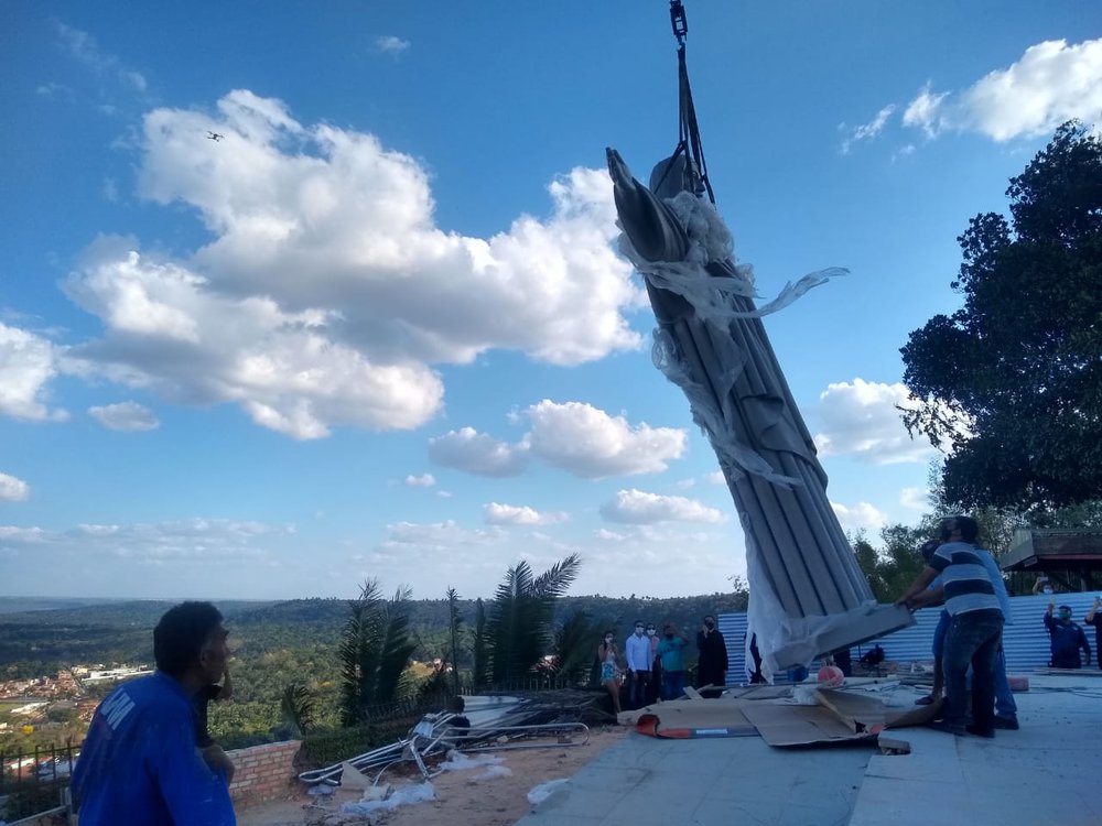 Cristo sendo posto na torre da Igrejinha do Céu (Foto: Elvis Sales/JTNEWS) Cristo sendo posto na torre da Igrejinha do Céu (Foto: Elvis Sales/JTNEWS)