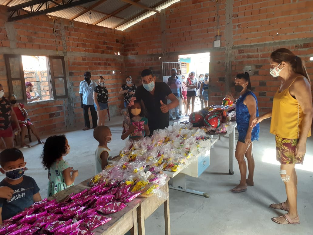Em Jaderlândia, Sinpolpen leva alegria à crianças que esperavam receber um presente na véspera do sei dia (12/10)