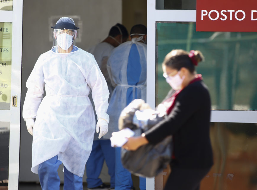 Enfermeiro com equipamento de proteção no Hospital Regional da Asa Norte, em Brasília