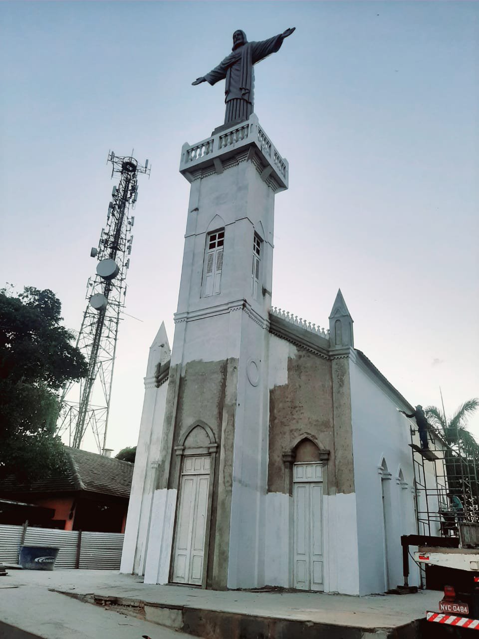 Enfim, o Cristo está no seu lugar: no topo da Igrejinha do Céu em Viçosa do Ceará (Foto: Sérgio Fontenele/JTNEWS) Enfim, o Cristo está no seu lugar: no topo da Igrejinha do Céu em Viçosa do Ceará (Foto: Sérgio Fontenele/JTNEWS)