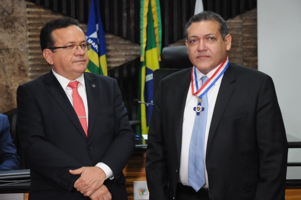 Kássio Nunes no momento em foi agraciado com a homenagem do Tribunal de Justiça do Piauí por meio do seu presidente Sebastião Ribeiro Martins