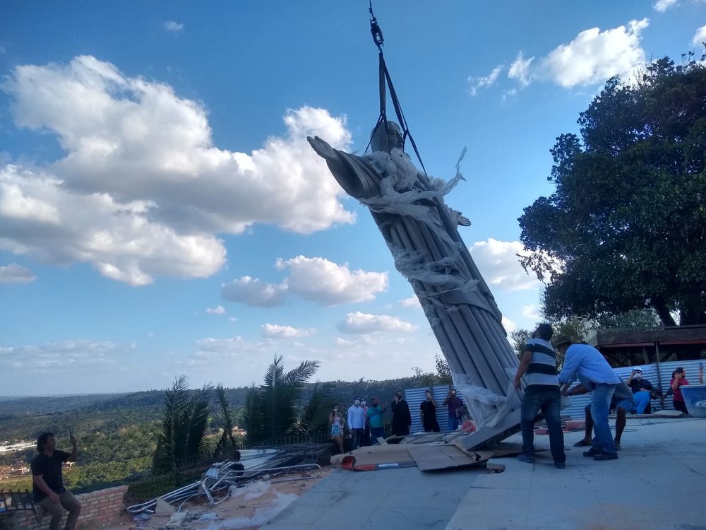 Momento em que o Cristo começa ser suspenso pelo guincho para se firmar no topo da torre (Foto: Elvis Sales/JTNEWS) Momento em que o Cristo começa ser suspenso pelo guincho para se firmar no topo da torre (Foto: Elvis Sales/JTNEWS)