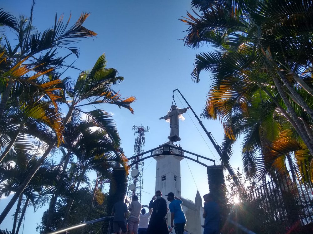Momento histórico: o Cristo sendo reconduzido à Igrejinha do Céu em Viçosa do Ceará (Foto: Célio Fontenele de Sousa) Momento histórico: o Cristo sendo reconduzido à Igrejinha do Céu em Viçosa do Ceará (Foto: Célio Fontenele de Sousa)