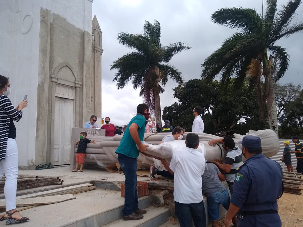 Momento preparatório em que os colaboradores procuram a melhor forma de conduzir o Cristo até à torre da Igreja (Foto: Sérgio Fontenele/JTNEWS) Momento preparatório em que os colaboradores procuram a melhor forma de conduzir o Cristo até à torre da Igreja (Foto: Sérgio Fontenele/JTNEWS)
