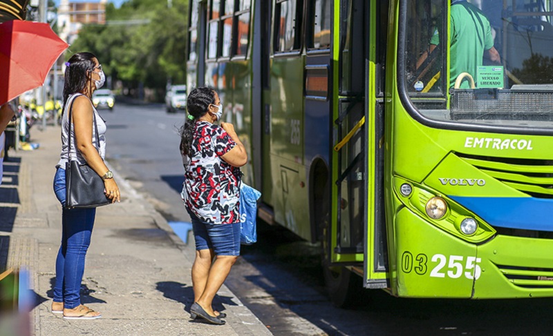 Motoristas e cobradores de ônibus reiniciam greve, em Teresina