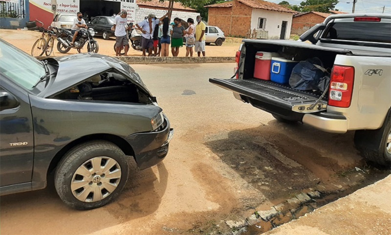 O casal estava colocando a bagagem na caminhonete quando foi surpreendido pelo carro