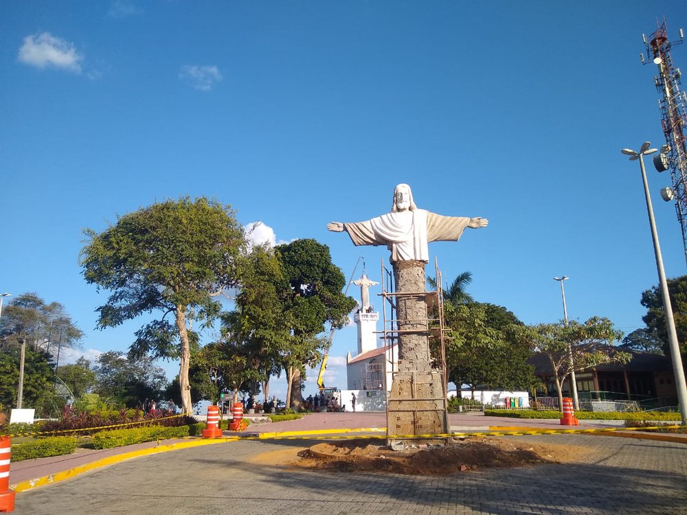O Cristo antigo no novo monumento e ao fundo vê-se o novo na torre da Igrejinha (Foto: Elvis Sales/JTNEWS) O Cristo antigo no novo monumento e ao fundo vê-se o novo na torre da Igrejinha (Foto: Elvis Sales/JTNEWS)
