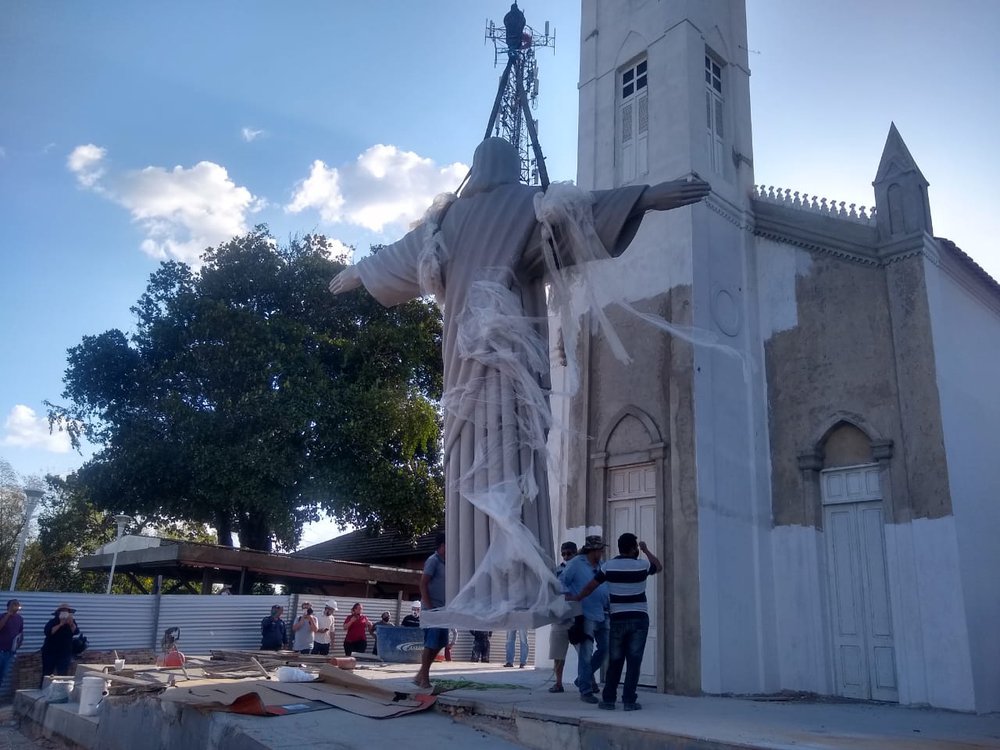 O Cristo começa a subir levado por ação humana dos colaboradores (Foto: Elvis Sales/JTNEWS) O Cristo começa a subir levado por ação humana dos colaboradores (Foto: Elvis Sales/JTNEWS)