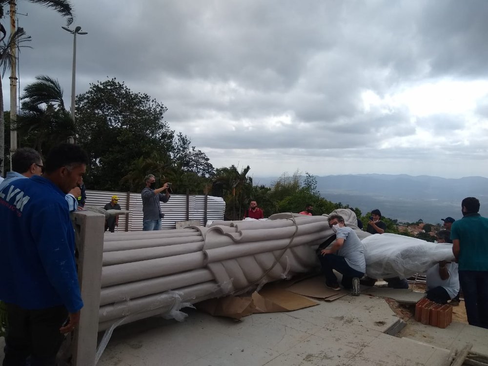 O Cristo em preparação para subir ao topo da Igreja do Céu (Foto: Sérgio Fontenele/JTNEWS) O Cristo em preparação para subir ao topo da Igreja do Céu (Foto: Sérgio Fontenele/JTNEWS)