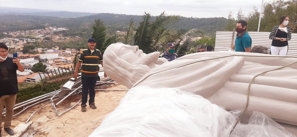 O Cristo novo ainda no solo sendo preparado para ser conduzido à Torre (Foto: Sérgio Fontenele/JTNEWS) O Cristo novo ainda no solo sendo preparado para ser conduzido à Torre (Foto: Sérgio Fontenele/JTNEWS)