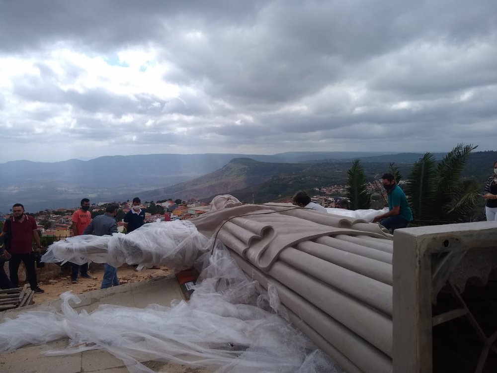 O Cristo sobre o solo minutos antes de ser elevado à torre da Igrejinha do Céu (Foto: Sérgio Fontenele/JTNEWS) O Cristo sobre o solo minutos antes de ser elevado à torre da Igrejinha do Céu (Foto: Sérgio Fontenele/JTNEWS)