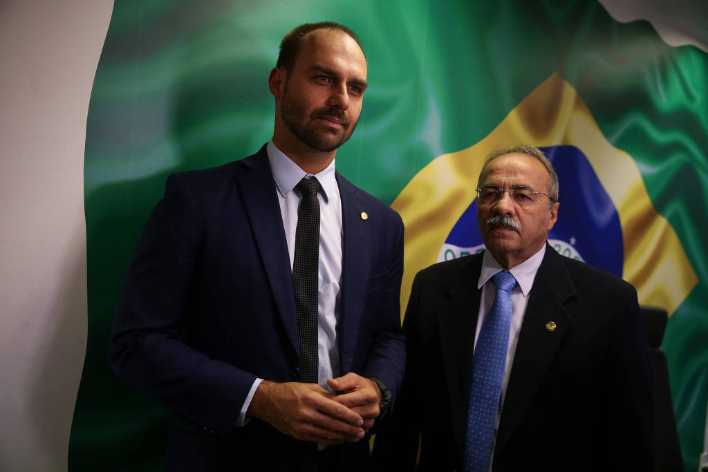 O deputado federal Eduardo Bolsonaro (PSL-SP) em visita ao senador Chico Rodrigues (DEM-RR) em 2019. O senador era o favorito para ser relator de sua indicação à embaixada dos EUA