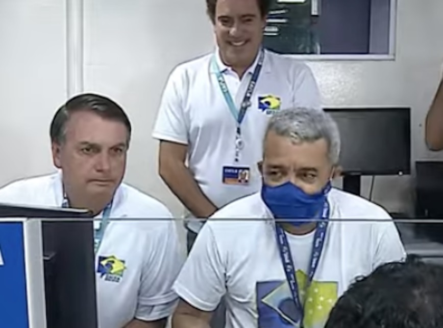 O presidente Jair Bolsonaro e o presidente da Caixa, Pedro Guimarães, e um funcionário do banco em atendimento da instituição financeira estatal na Ilha de Marajó, no Pará