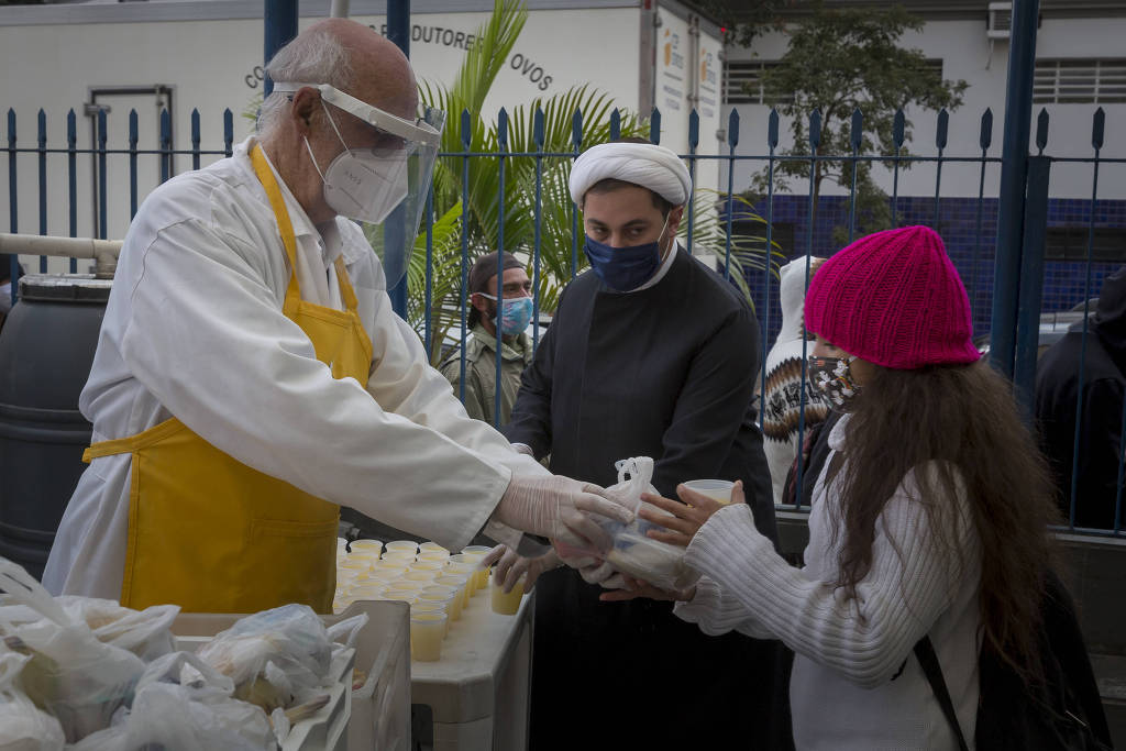 Padre Julio Lancellotti e o Sheiikh Rodrigo Jalloul numa ação assistencial inter-religiosa na igreja de São Miguel Arcanjo, na Mooca