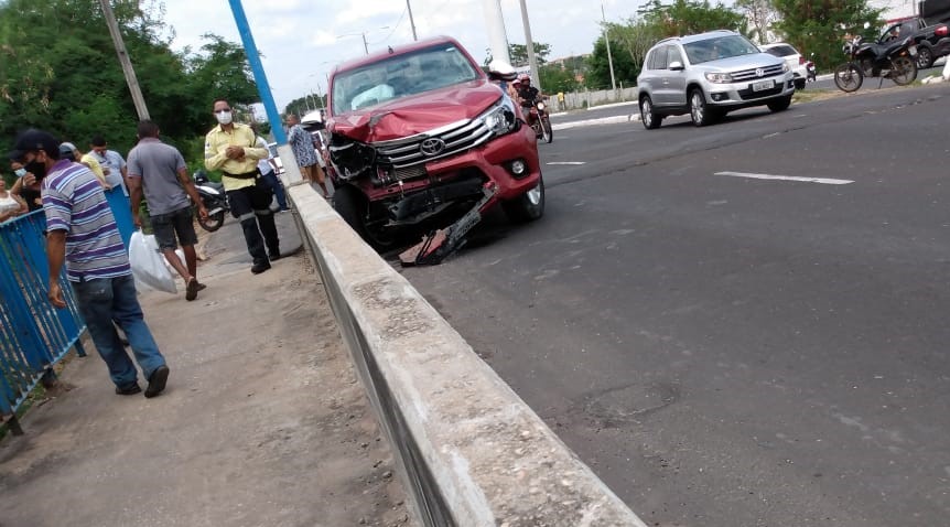 Acidente envolvendo uma hilux vermelha na ponte Wall Ferraz