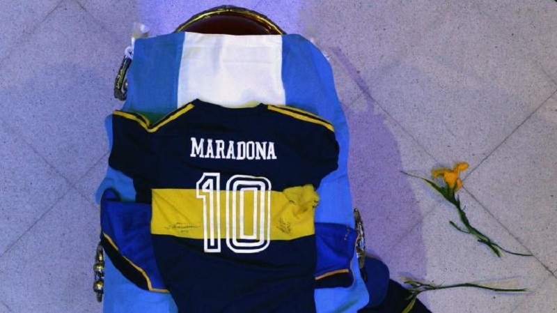 Caixão de Diego Maradona coberto com bandeira da Argentina e camisas da seleção argentina