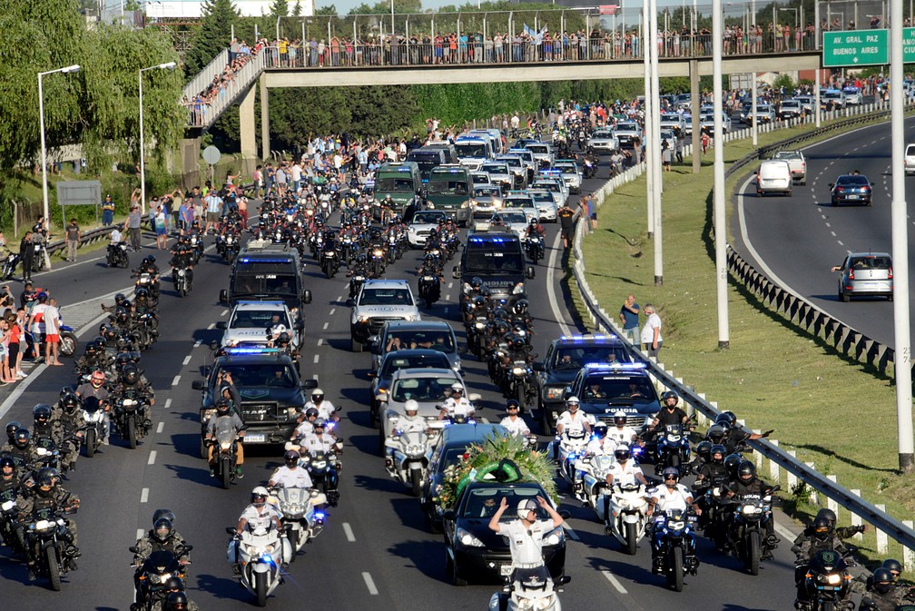 Cortejo que acompanhou carro com corpo de Diego Maradona até o cemitério