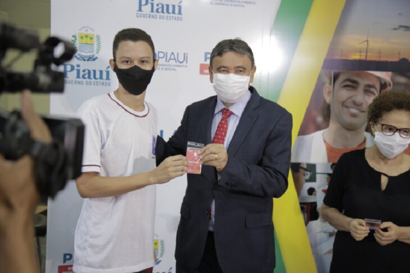 Governador do Piauí, Wellington Dias, entrega chips com internet para alunos da rede estadual
