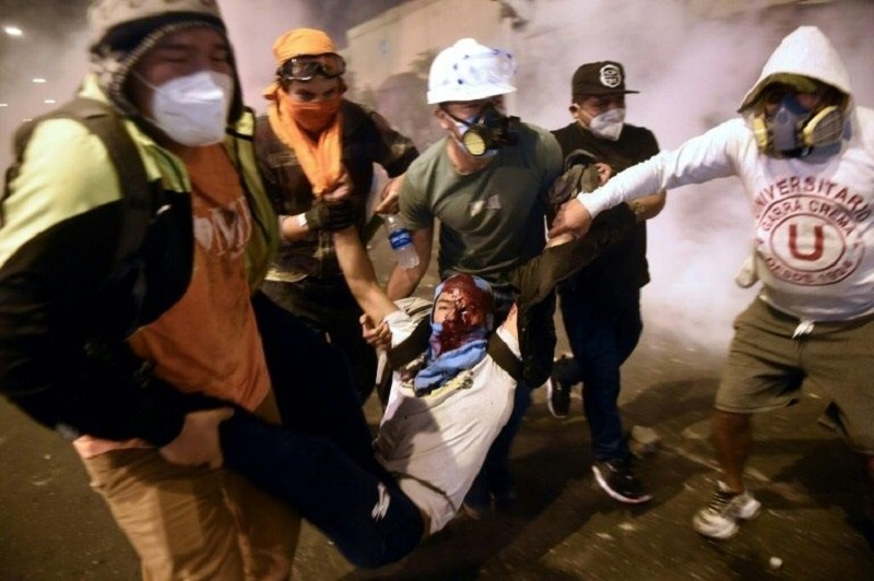 Grupo de manifestantes carregam um ferido durante manifestação contra o governo de Manuel Merino, nesse sábado (14), em Lima