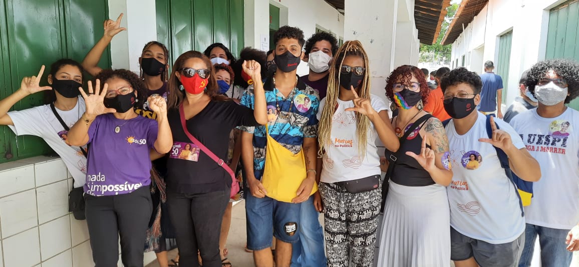 Lucineide Barros foi votar acompanhada por apoiadores