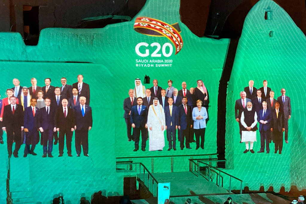 Montagem de fotos dos líderes do G20 é projetada no Palácio Salwa, em At-Turaif