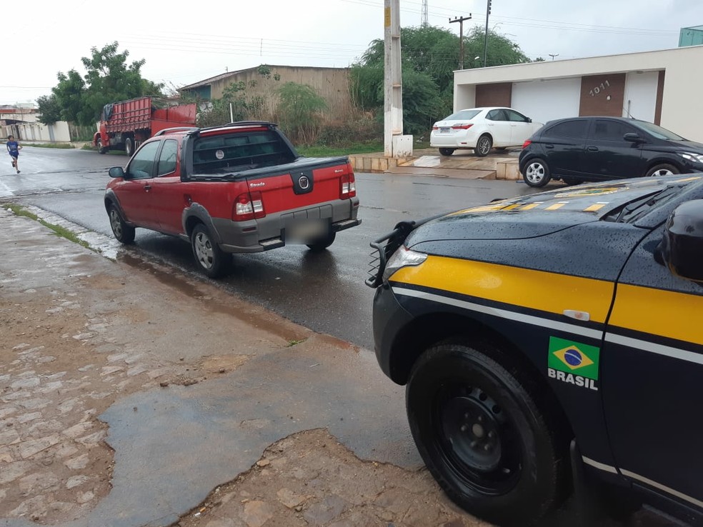 Motorista é preso por contrabando após ser flagrado com carga de cigarros ilegais, no Piauí