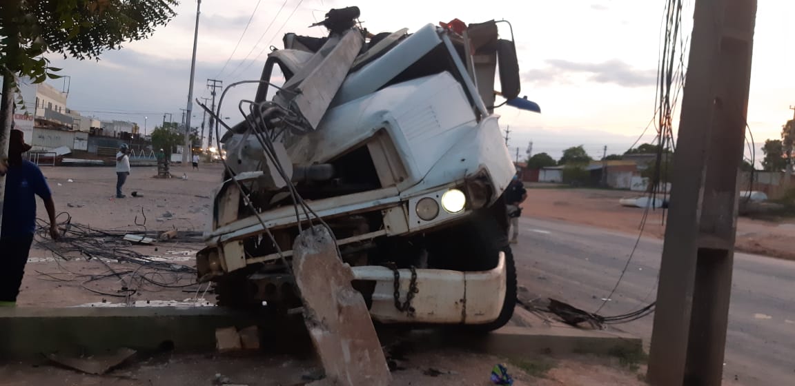 Motorista perdeu o controle do veículo e colidiu com poste na BR 343