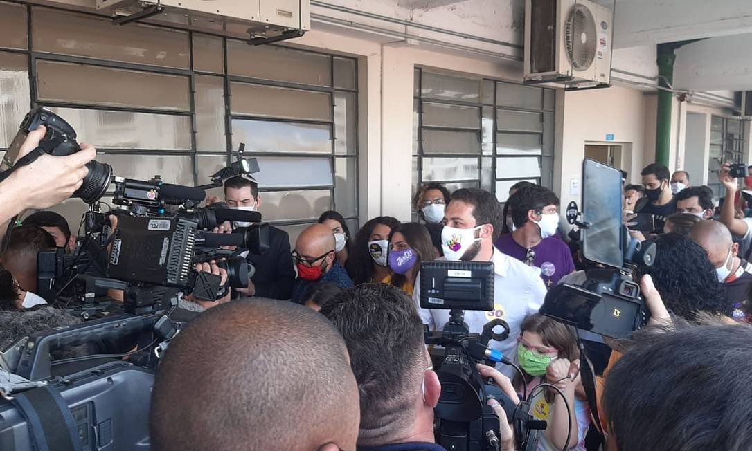 O candidato Guilherme Boulos (PSOL) após votar na PUC