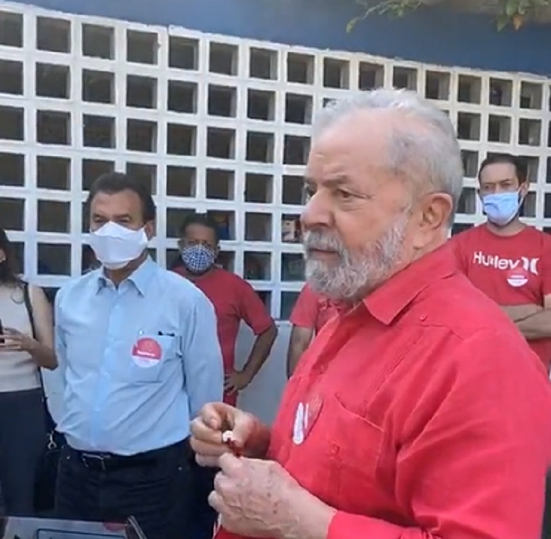 O ex-presidente Lula (PT) em entrevista coletiva na manhã deste domingo (15)