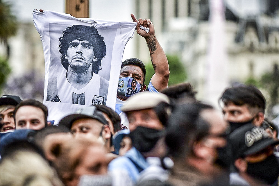 Os argentinos se despedem nesta quinta-feira da lenda do futebol Diego Maradona, em um velório na Casa Rosada
