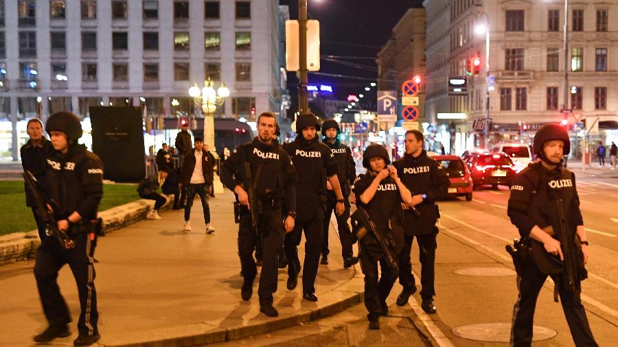 Policiais armados patrulham as ruas de Viena, na Áustria, após tiroteios na cidade