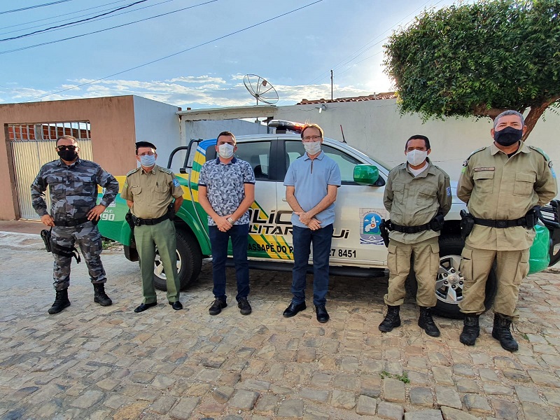 Prefeito de Massapê do Piauí participa de entrega de nova viatura para a Polícia Militar