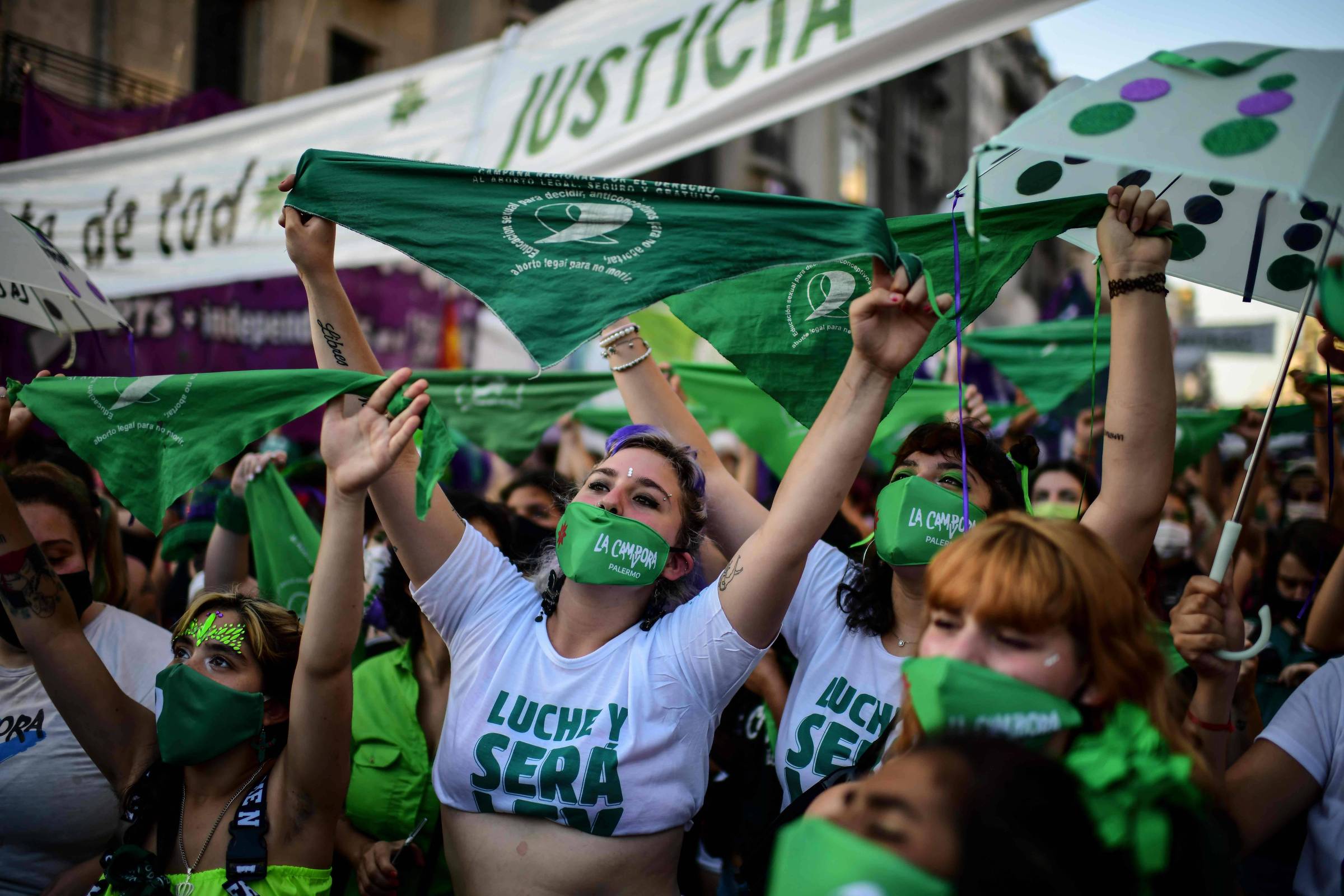 Ativistas pró-aborto acompanham votação de projeto de lei no Senado que legaliza interrupção da gravidez