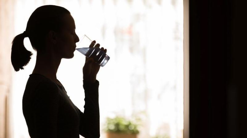 Beber água em abundância evita a desidratação