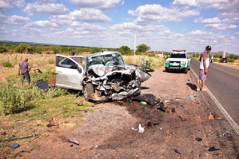 Colisão entre carros na zona rural de Fronteiras