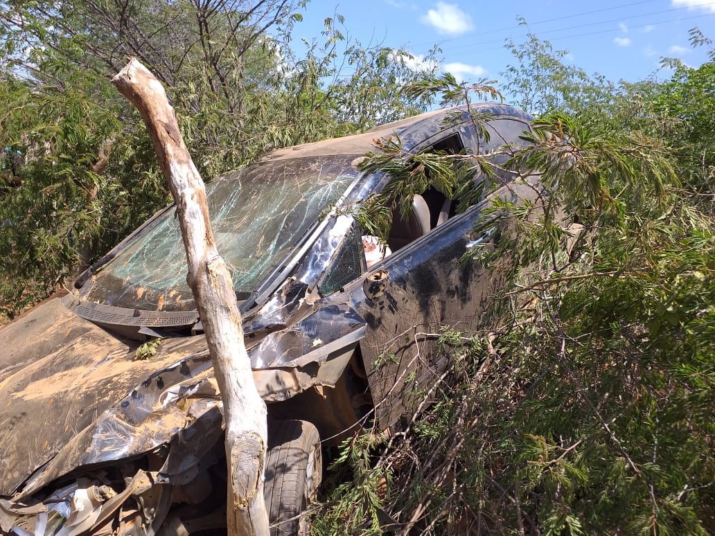 Criminoso furta carro e se envolve em acidente