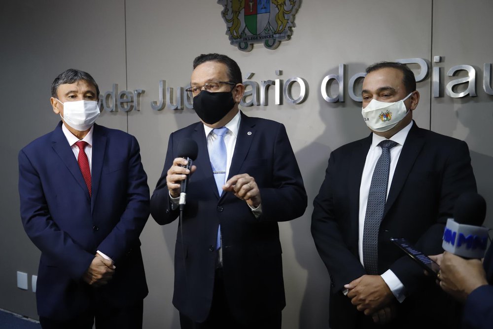 Da esquerda para a direita: o governador do Estado, Wellington Dias; o presidente do TJ-PI, desembargador Sebastião Ribeiro Martins; e o desembargador Erivan Lopes (Foto: Reprodução/Thiago Amaral) Da esquerda para a direita: o governador do Estado, Wellington Dias; o presidente do TJ-PI, desembargador Sebastião Ribeiro Martins; e o desembargador Erivan Lopes (Foto: Reprodução/Thiago Amaral)