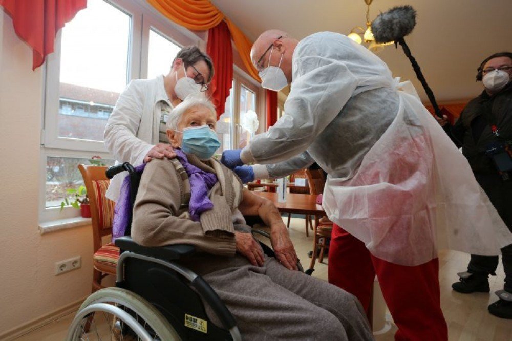 Edith Kwoizalla, 101 anos, inicia vacinação da COVID-19 na Alemanha