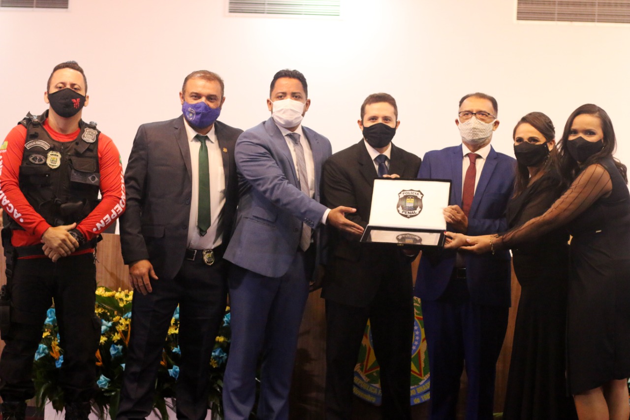 Entrega da placa oficial assinada pelo diretor da ACADEPEN Jacinto Teles, secretário de justiça Carlos Edilson e governador Wellington Dias aos alunos do primeiro curso do CFI/2020