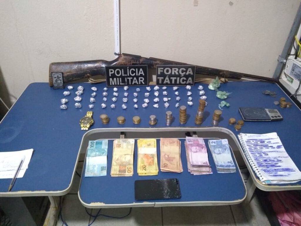 Foram encontrados com o suspeito além de drogas, uma arma de fogo e balança de precisão