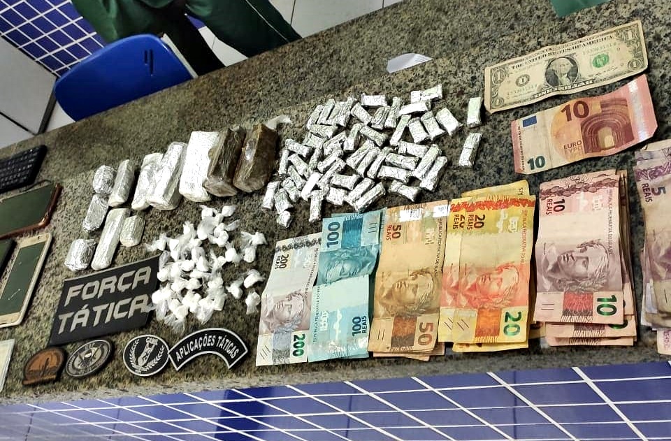 Foram encontrados com o suspeito drogas, euro e dólar