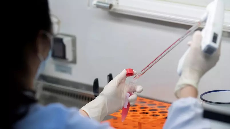 Funcionária trabalha em laboratório durante pesquisa sobre o novo Coronavírus em Pequim.