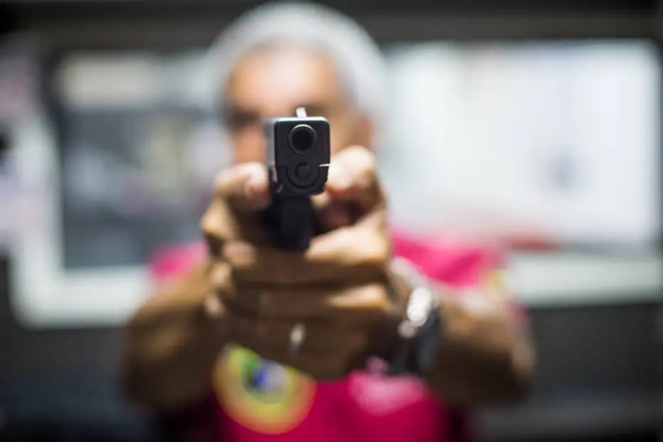 Governo zera imposto de importação de revólveres e pistolas; na foto, um instrutor de tiro em São Paulo