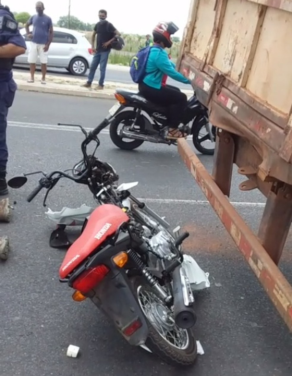 Jovem quebra as duas pernas ao colidir com caminhão
