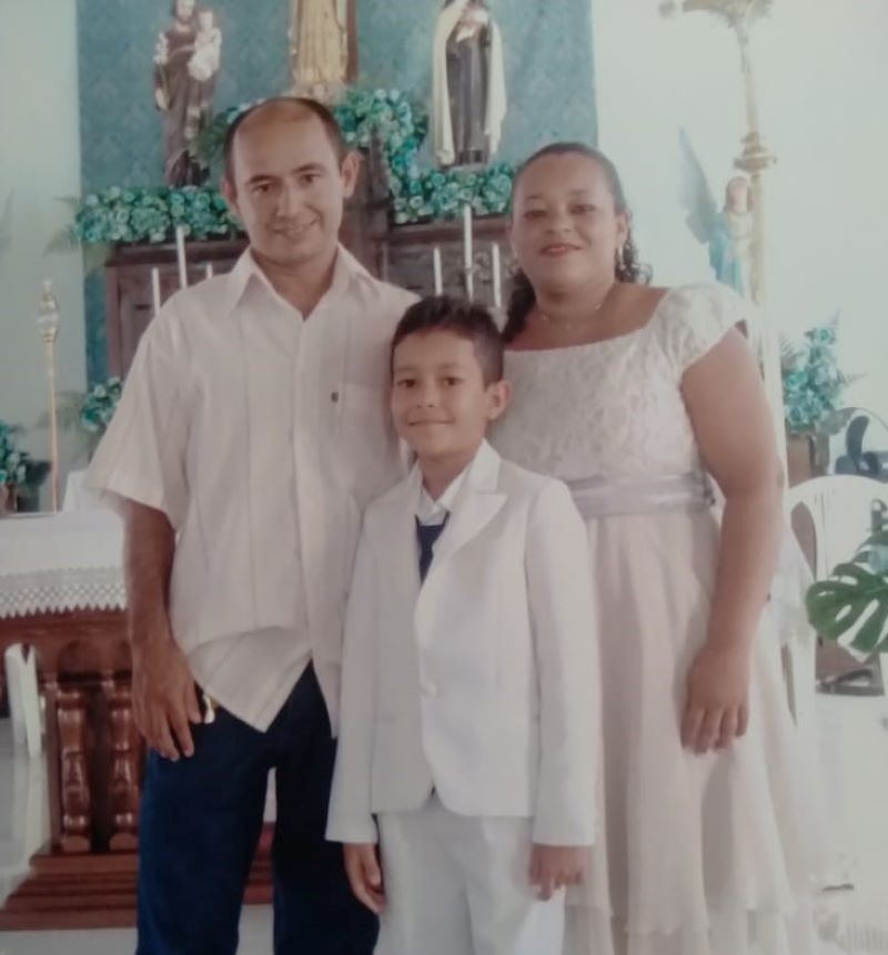 Júnior, Joice e Tiago no dia do batizado deste