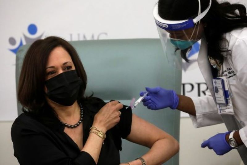 Kamala Hirris é vacinada contra a COVID-19 em Washington
