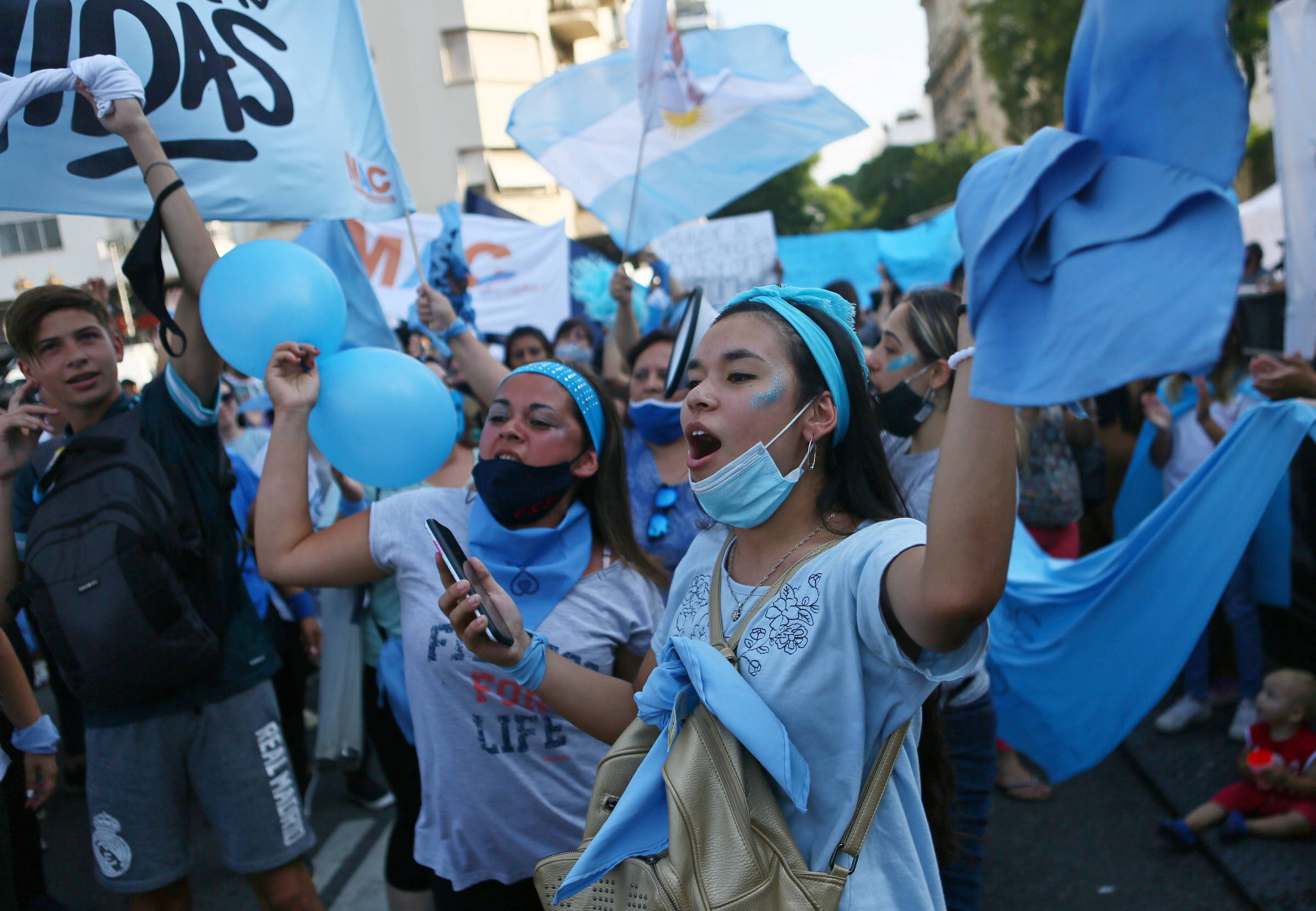 Manifestantes antiaborto protestam contra projeto de lei que legaliza interrupção da gravidez durante votação no Senado