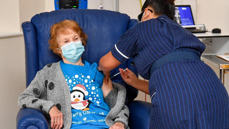 Margaret Keenan, 90 anos, foi a primeira a receber vacina contra a COVID-19 no Reino Unido